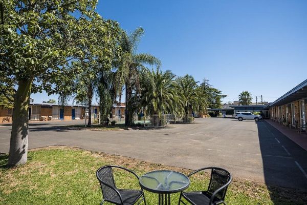 Plainsman Motel (Forbes)